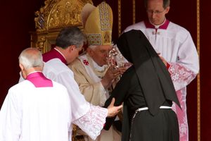 요한 바오로 2세의 시복식 때 그의 피가 담긴 앰풀을 받은 베네딕토 16세