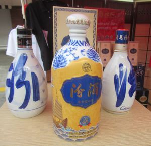 펀양에서 만들어진 (퀘존 시티 중국 설날 2024) 쓰촨성에서 인기 있는 펀지우(汾酒) 병