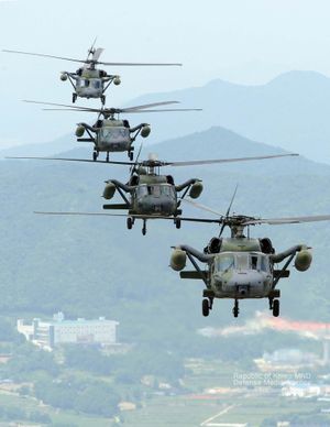 여단 항공대대 UH-60 헬리콥터가 산악 지역을 기동하고 있다.