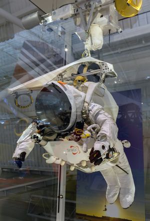 우드바-헤이지 센터에 전시된 유스터스의 슈트