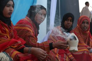  소말리아 여성, 소말리아 문화 주간을 기념하는 행사에서 전통적인 향을 보여주는 모습