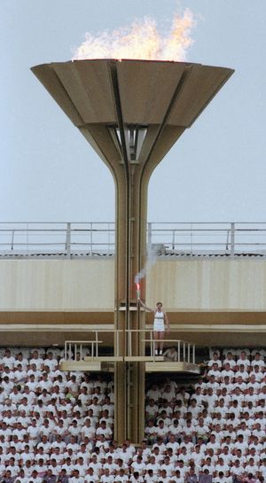 벨로프가 올림픽 성화에 불을 붙이는 모습, 제22회 올림픽(개막식) 모스크바, 1980