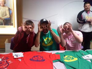 밀스(중앙)는 2011년에 두 명의 팬과 함께 "3 고글" 포즈를 취하고 있다.