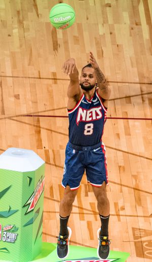 2022년 NBA 올스타전 주말 3점슛 콘테스트에서의 밀스