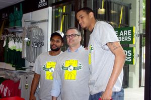 밀스(왼쪽)가 2011년 6월 당시 팀 동료였던 크리스 존슨과 오리건주 포틀랜드 시장 샘 아담스와 함께 "호주 지원" 티셔츠를 입고 있다.