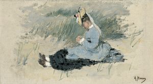 멋진 모자를 쓰고 일요일 복장을 한 우아한 젊은 여성이 모래 언덕에 앉아 있으며, 검은 드레스에 옅은 파란색 스목을 입고 있다.