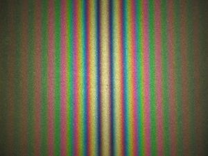 백색광을 사용하여 마이컬슨 간섭계로 생성된 간섭 무늬 패턴. 여기에 구성된 대로 중앙 간섭 무늬는 검정색이 아닌 흰색이다.