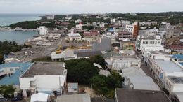 요론섬의 인구가 집중된 요론초 차바나. 오키나와 반환 전인 1970년대에는 "일본 최남단의 섬"으로 인기를 끌어 관광객으로 붐볐으며, "긴자 거리"라는 이름의 거리가 남아 있다.