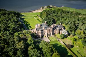 Tjolöholm 성 (Tjolöholm Castle)의 외부 장면이 촬영된 할란드 (Halland)의 모습.