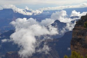 호피 포인트에서 본 캐니언. 구름이 평지 밑에 있어서 뒤집어진 경치로 보인다.