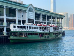 스타 페리의 상징적인 페리가 센트럴 페리 부두에 정박해 있다.