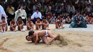 가라스-즈모(Karasu-zumo) - 문자 그대로 "까마귀 스모"로, 매년 중양절에 신사에서 열리는 축제의 일부이다.