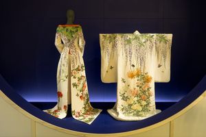 기모노에서 영감을 받은 트라우저 수트, 기모노: 교토에서 런웨이까지 전시, V&A 던디 (2024)