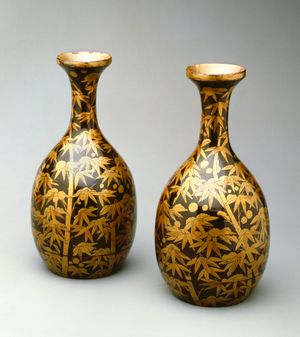 금색과 검은색 옻칠로 칠해진 술병 한 쌍. 모모야마 시대, 16세기.