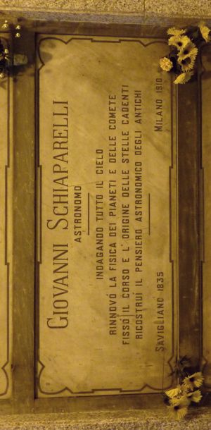 묘의 벽에 있는 대리석 묘비