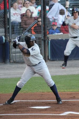 2013년 트렌턴 썬더에서 타격하는 피렐라