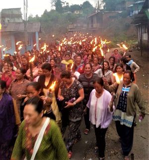 고르칼란드를 지지하며 횃불을 들고 행진하는 여성들, 다르질링, 2013