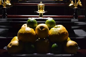 불단 제단에 놓인 과일 공양.