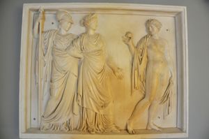 아킬리온, 코르푸에 있는 아프로디테가 헤라와 아테나를 사과로 조롱하는 모습의 부조