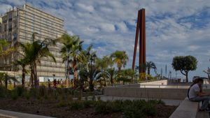 니스의 프랑스 합병 150주년을 기념하는 조각상 (프랑스어: Neuf Lignes Obliques)이 프로므나드 데 장글레에 있다.