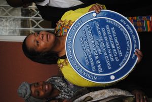 영국 버밍엄 시장 이브온 모스키토(Yvonne Mosquito)가 웰스의 1893년 영국 및 아일랜드 강연 투어를 기념하는 파란색 명판을 설치했다