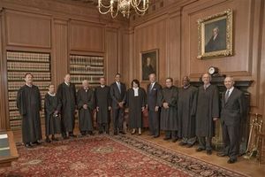 검은 법복을 입은 9명의 재판관들이 정장을 입은 다른 세 남자와 함께 사진을 찍고 있다.