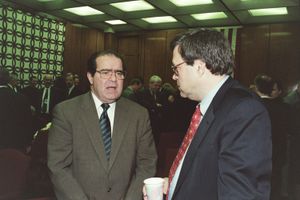 스칼리아(왼쪽)가 2002년 2월 25일 그의 아들 유진 스칼리아의 노동부 법무차관 취임식에 참석했다.