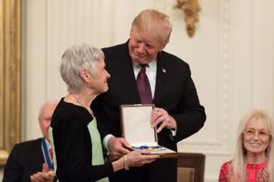 트럼프 대통령이 스칼리아의 미망인 모린에게 사후에 수여된 대통령 자유 훈장을 전달하고 있다.