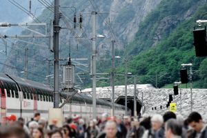 대중들이 처음으로 알프스 아래를 고속으로 여행할 수 있게 된 개통식 풍경. 에르스트펠트와 보디오에서 열린 전시회들 사이를 빠르게 이동했다.