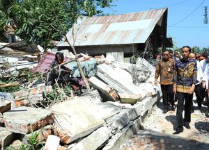 조코 위도도 대통령이 2016년 12월 15일 지진 피해 지역을 방문했다.