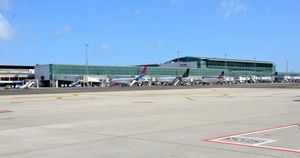 계류장에서 본 터미널