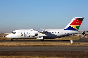 2017년 5월 3일, 세인트헬레나에 첫 상업 전세 승객을 수송한 에어링크 Avro RJ85