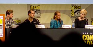 아미 해머(일리야 쿠리야킨), 헨리 카빌(나폴레옹 솔로), 알리시아 비칸데르(가비 텔러) 그리고 엘리자베스 데비키(빅토리아 빈시게라)가 2015년 샌디에이고 코믹콘에 참석했다.