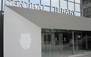 수원대학교 중앙 도서관 입구