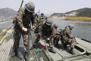 도하 훈련 중 부교를 가설하고 있는 제2군단 장병들의 모습