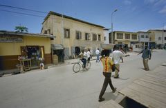 케이프코스트 거리에서 지나가는 주민들