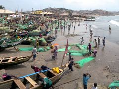 어부들이 있는 케이프코스트 해변