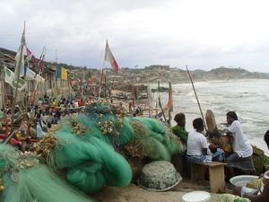 케이프코스트의 항구와 어선