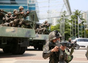 인천에서 대테러 훈련 중인 제17보병사단 병사들.