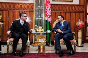 토마스 데 메지에르 독일 연방 국방부 장관(왼쪽)과 2010년 발흐 주 주지사 아타 무하마드 누르