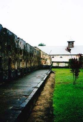 생로랑뒤마로니 감옥 내부