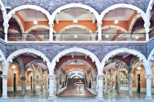 정부 궁전: 기둥, 조각 아치 및 제국 계단의 숲.