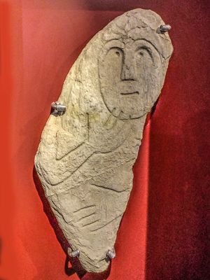 하카리 쿠르간 석비: 무장하지 않은 여성