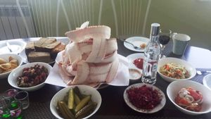 스트로가니나, 얇게 썬 생선은 시베리아 북부 원주민들이 먹는 전통 음식 중 하나이다.