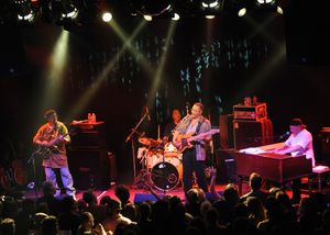 펑크 밴드의 리듬 섹션—전기 베이스, 드럼, 일렉트릭 기타, 키보드—은 펑크 사운드의 심장 박동입니다. 여기에 더 미터스가 있습니다.