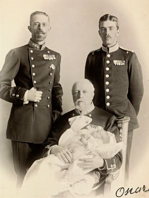 구스타프 아돌프는 1906년 세례식에서 스웨덴 왕실 세례복을 입고 오스카 2세에게 안겨 있다. 구스타프 5세와 구스타프 6세 아돌프가 뒤에 서 있다.