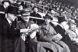 1940년 헬싱키 올림픽 스타디움에서 열린 핀란드, 스웨덴, 독일의 트라이애슬론 경기 관람. 왼쪽부터 우르호 케코넨, 구스타프 만네르헤임, 구스타프 아돌프 왕자, 리스토 뤼티, 한스 폰 참머 운트 오스텐.