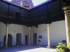 16세기의 전형적인 만체고 양식 건물인 로사리오 여관 내부.