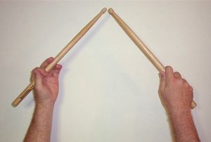 전통적인 그립으로 잡은 드럼 스틱 한 쌍