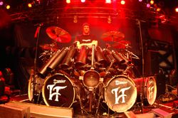 Anders Johansson가 옥토반을 연주하고 있는 모습